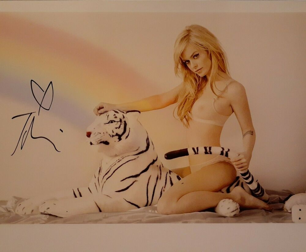 Taryn Manning signed 8x10