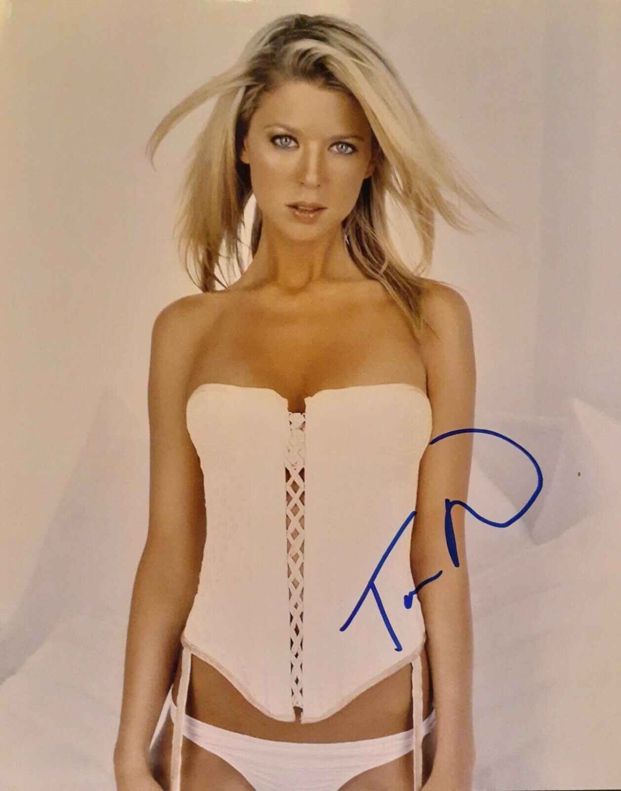 Tara Reid signed 8x10