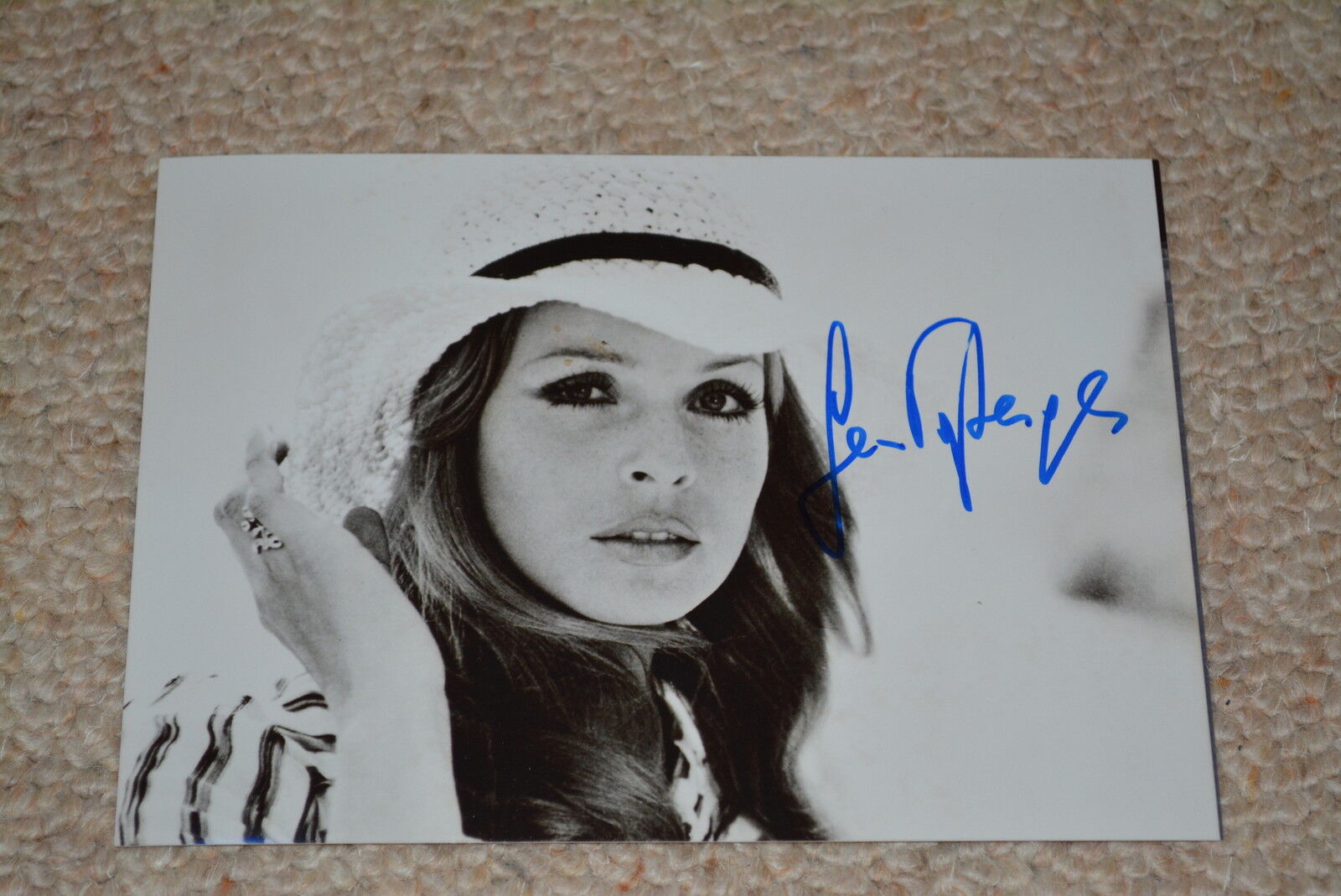 SENTA BERGER signed autograph In Person 5x7 (13x18 cm) CAST A GIANT SHADOW