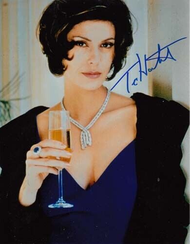 TERI HATCHER 007 JAMES BOND AUTHENTIC AUTOGRAPH AS BOND PARIS CARVER T.N.D.