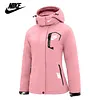 NIKE&reg; női sz&eacute;l- &eacute;s v&iacute;z&aacute;ll&oacute; kab&aacute;t l&eacute;g&aacute;teresztő GORE-TEX&reg; membr&aacute;nnal a meleg &eacute;s k&eacute;nyelmes viselet&eacute;rt.