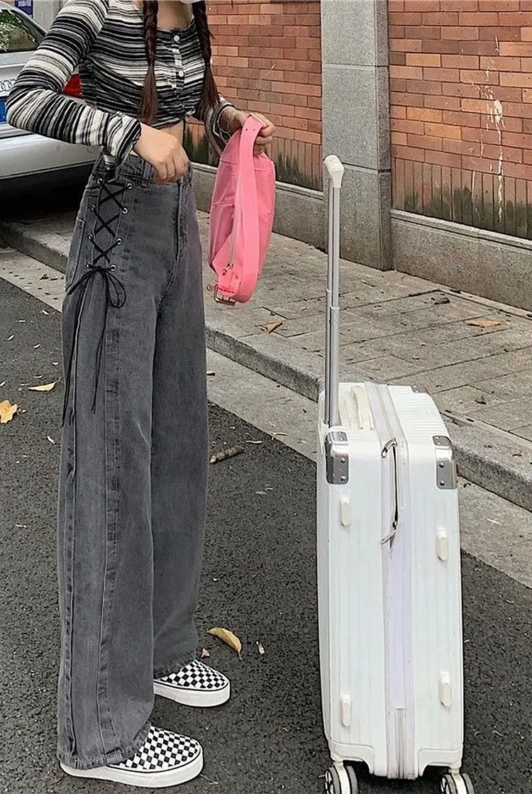 Straight Leg Wide Fit Denim Jeans High Waist and Relaxed Silhouette