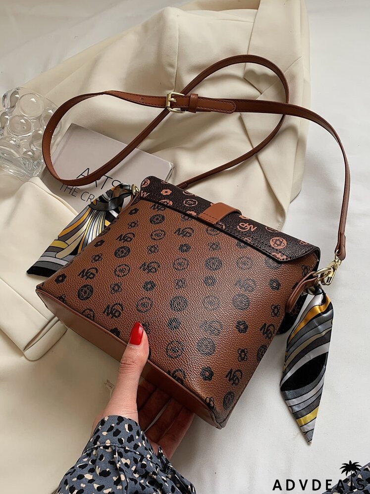 Letter Graphic Buckle & Chain Decor Square Bag