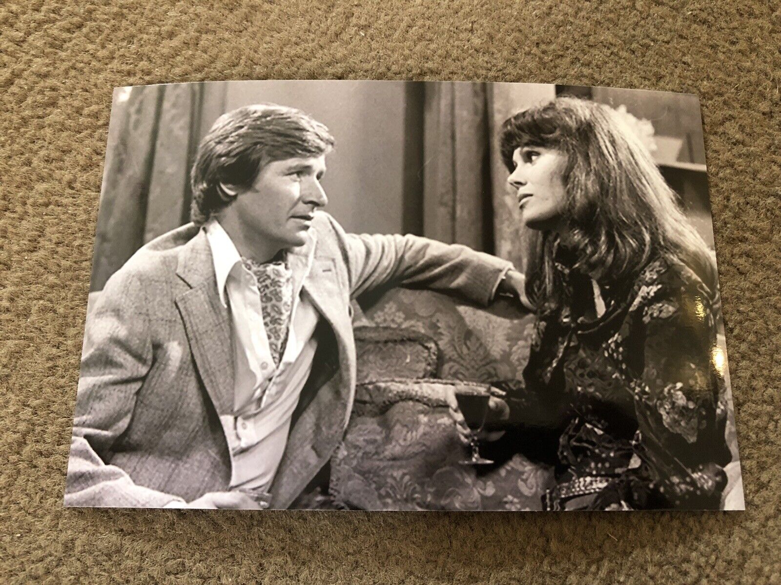 JOANNA LUMLEY & WILLIAM ROACHE (CORONATION STREET) UNSIGNED Photo Poster painting- 6x4”