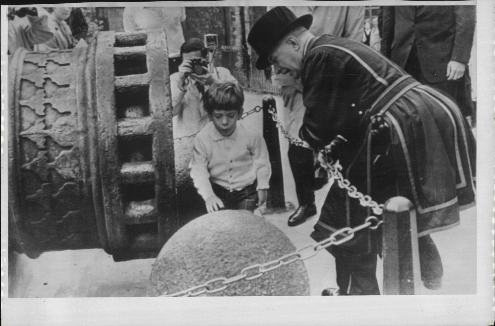 1965 John Kennedy Jr & Cannon at Tower of London Yeoman Alfred Hinds Press Photo Poster painting