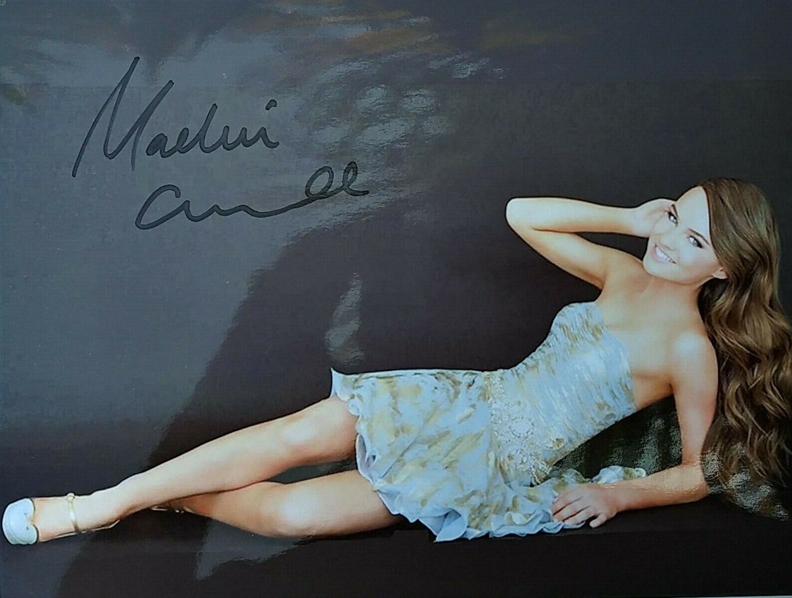 Madeline Carroll signed 8 x 10