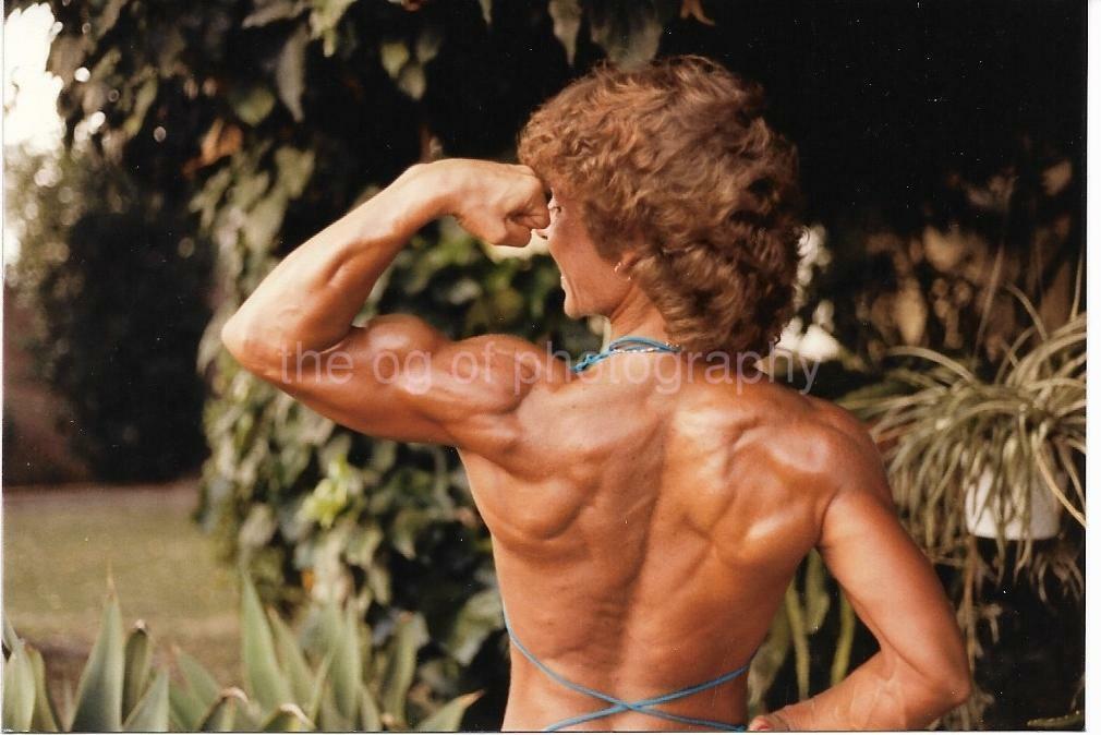 PRETTY BUFF WOMAN found Photo Poster painting MUSCLE GIRL Color PORTRAIT EN 110 31 Y