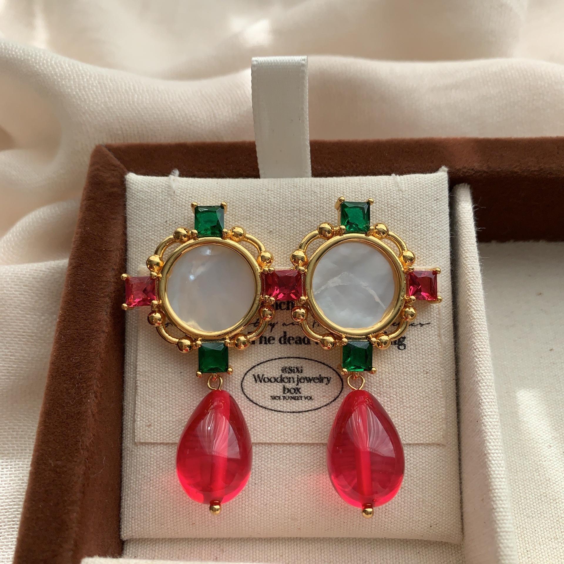 Ruby emerald and mother-of-pearl earrings elegant and glamorous niche design high-end feel courtly color-blocked earrings