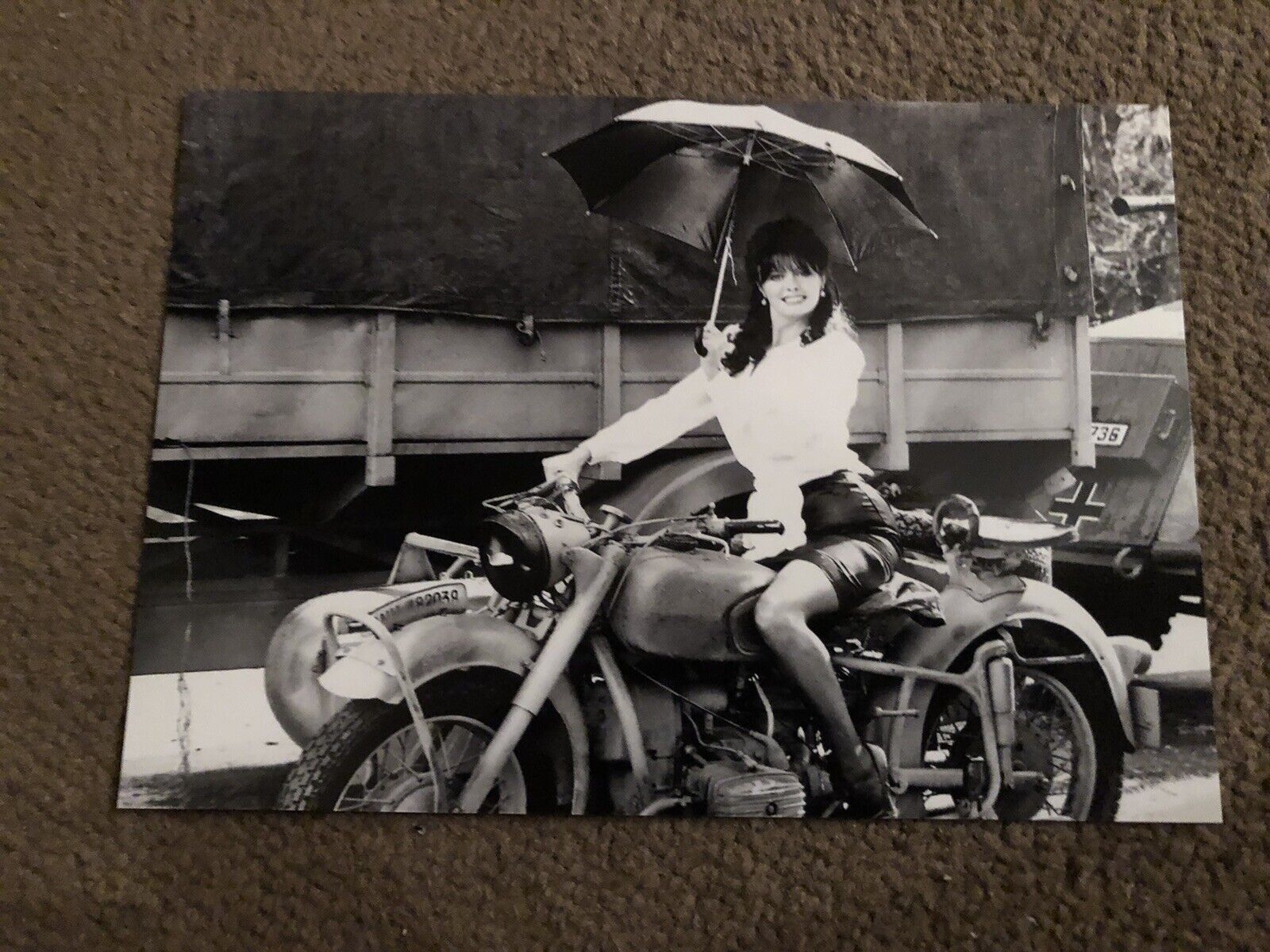 VICKI MICHELLE (ALLO ALLO) UNSIGNED Photo Poster painting- 7x5”