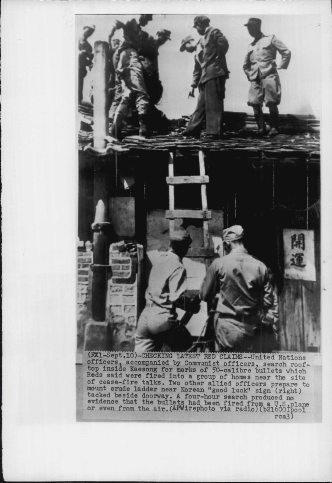 UN Officers Check Roof at Kaesong Peace Conference 1951 Korea War Press Photo Poster painting