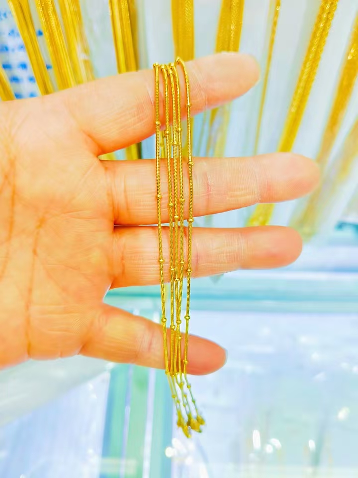 Interchangeable chains that can be worn as a minimalist necklace.