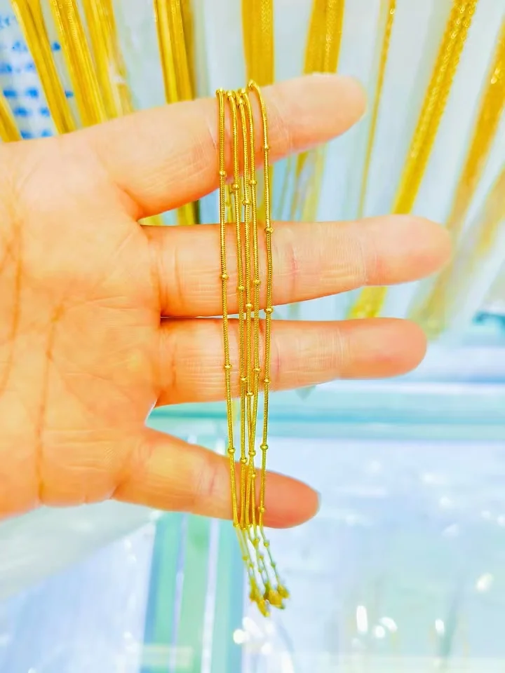 Interchangeable chains that can be worn as a minimalist necklace.