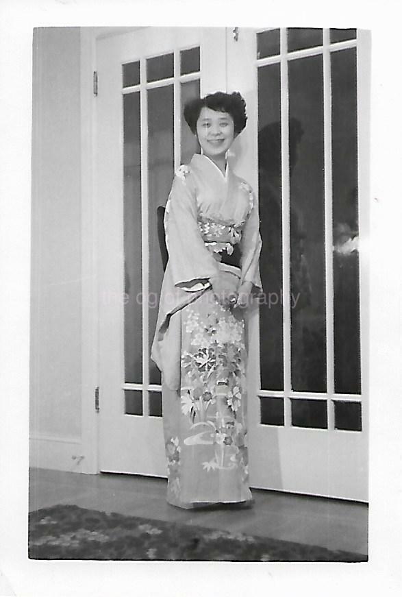 KIMONO GIRL Found Photo Poster paintinggraph bw PRETTY WOMAN Original Portrait VINTAGE07 27 L