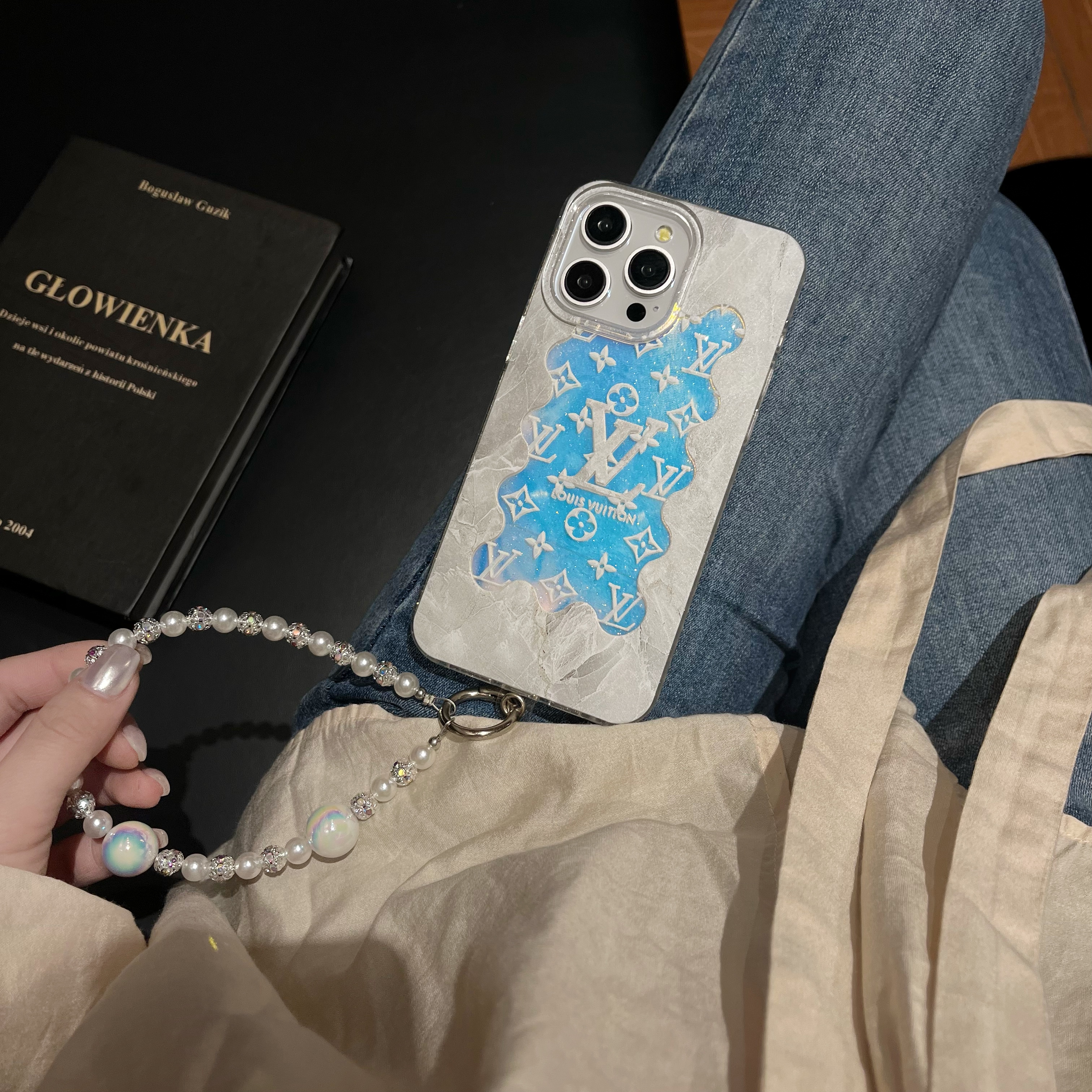 LV Laser Gradient Color Shell Pearl Bracelet Apple iPhone Case