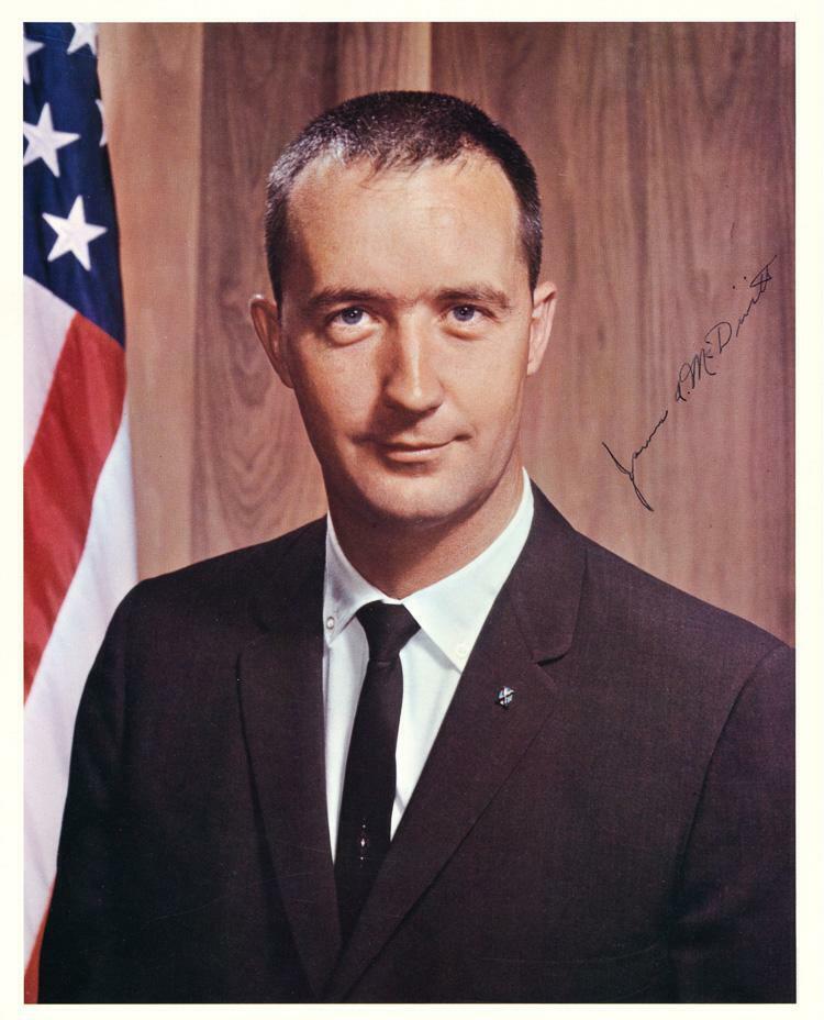 JIM McDIVITT Signed Photo Poster paintinggraph - NASA Gemini 4 / Apollo 9 Astronaut - preprint