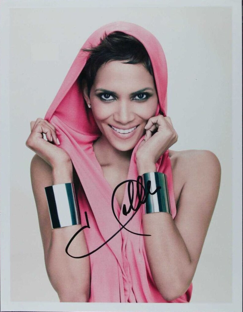 Halle Berry Signed Autographed Glossy 8x10 Photo Poster painting - COA Matching Holograms