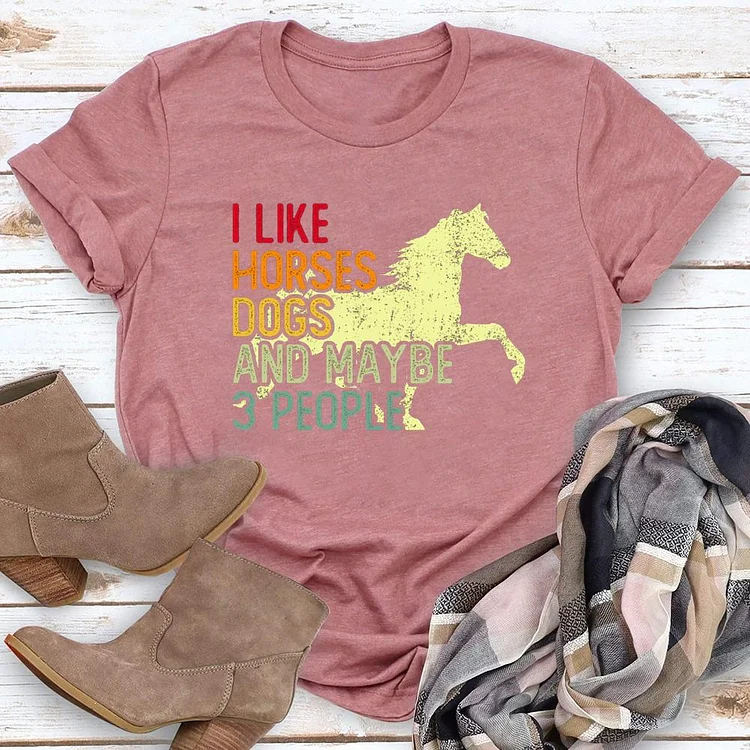 I Like Horses Dogs And Maybe 3 People Round Neck T-shirt