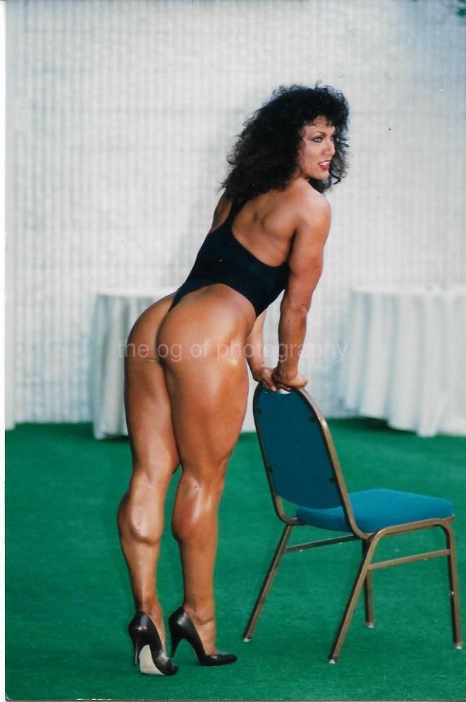 Pretty Woman FOUND Photo Poster painting Color MUSCLE GIRL Original EN 21 60 B