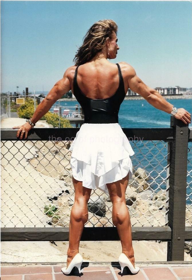 PRETTY BUFF WOMAN found Photo Poster painting MUSCLE GIRL Color PORTRAIT EN 110 31 W