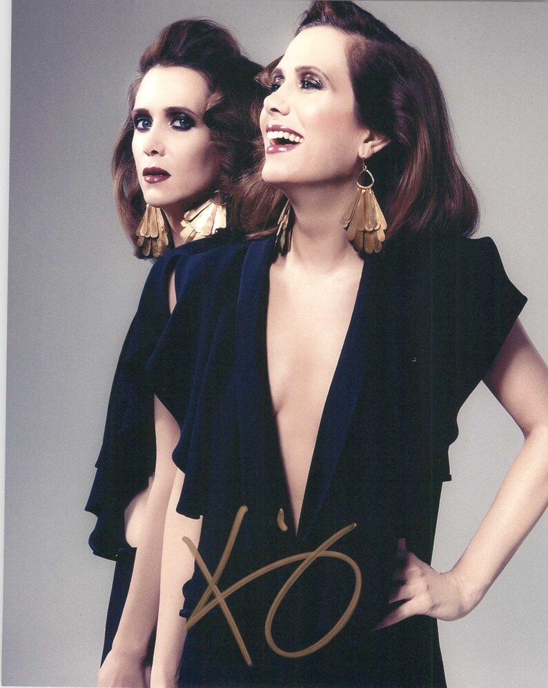 Kristen Wiig Signed Autographed Glossy 8x10 Photo Poster painting - COA Matching Holograms