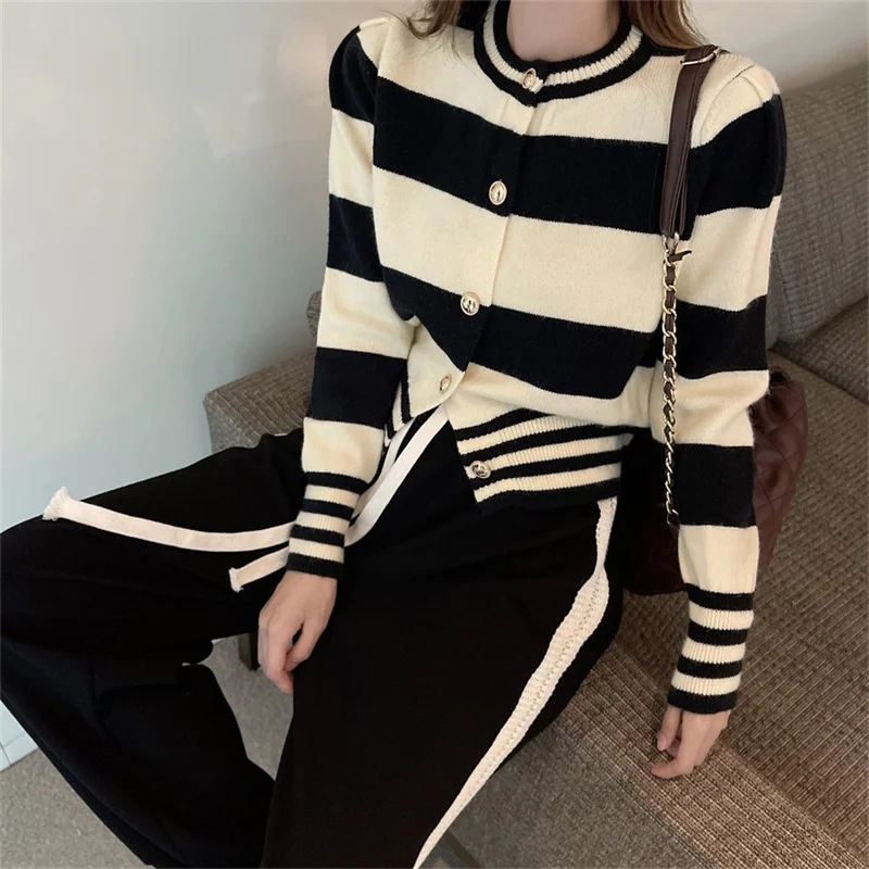 Toloer Toloer Striped Knit Cardigan Women's Long Sleeves New 2024 New Fashion Joker Casual Short Jacket Jacket-Outfit Ideas