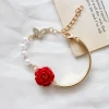 Bracelet de perles avec n&oelig;ud rose rouge