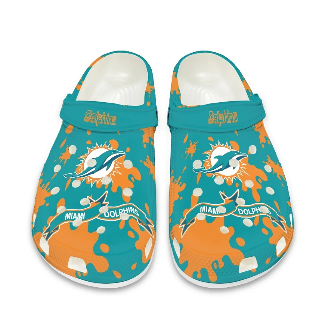 Crocs/beach shoes