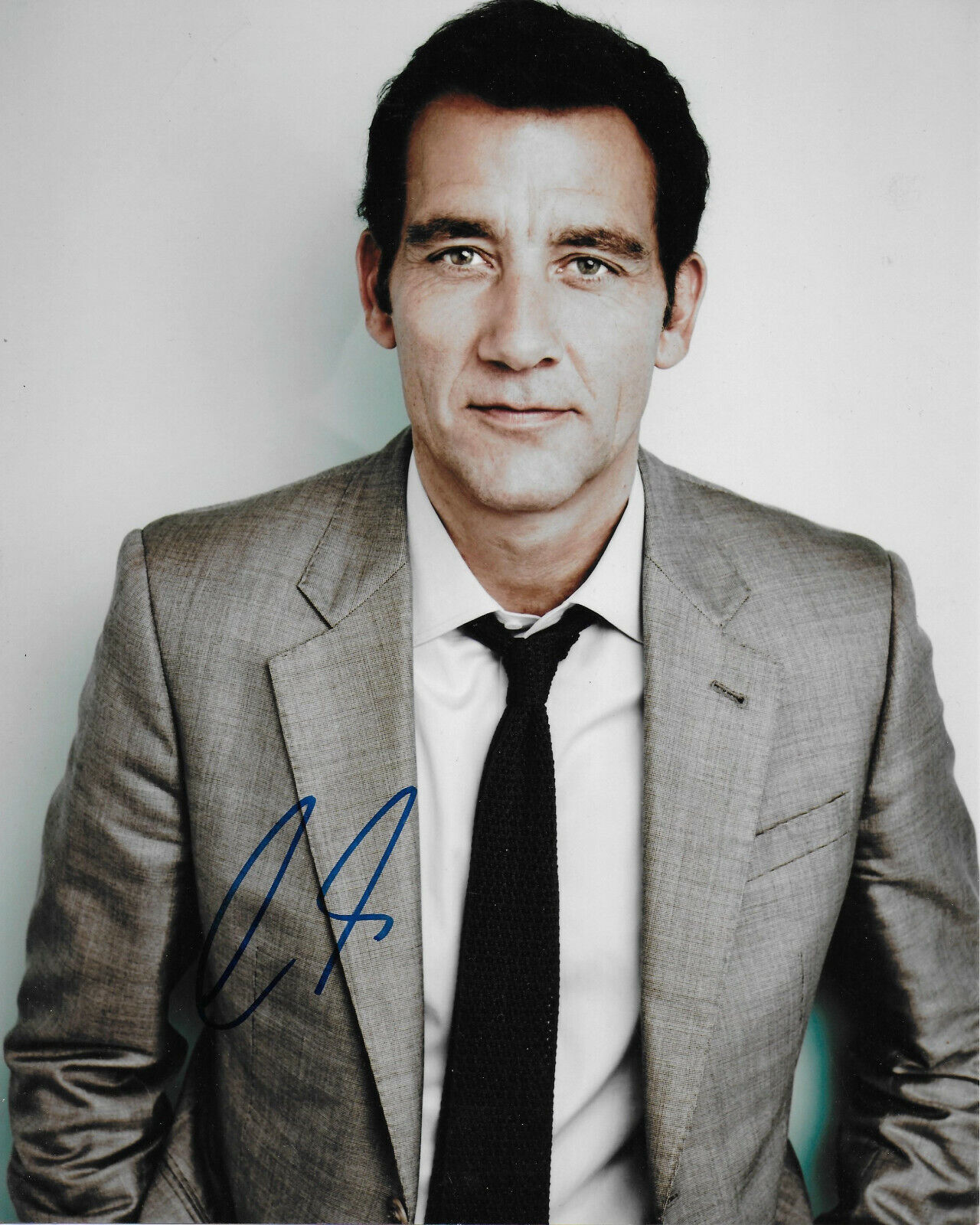 Clive Owen Original Autographed 8X10 Photo Poster painting