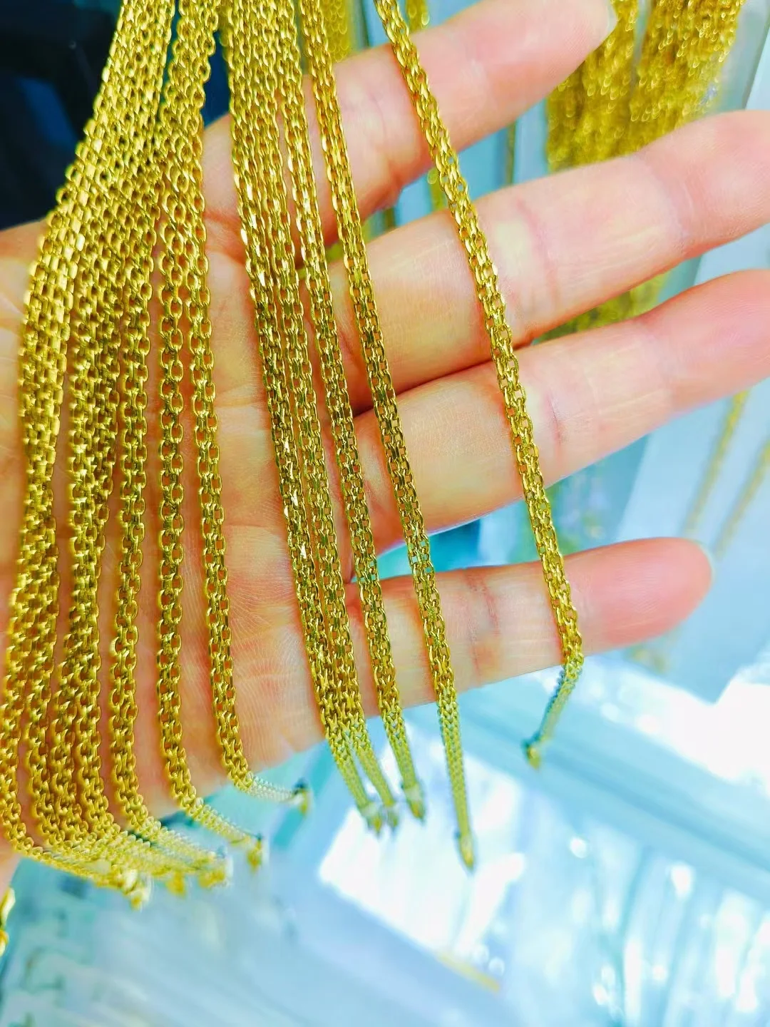 Interchangeable chains that can be worn as a minimalist necklace.