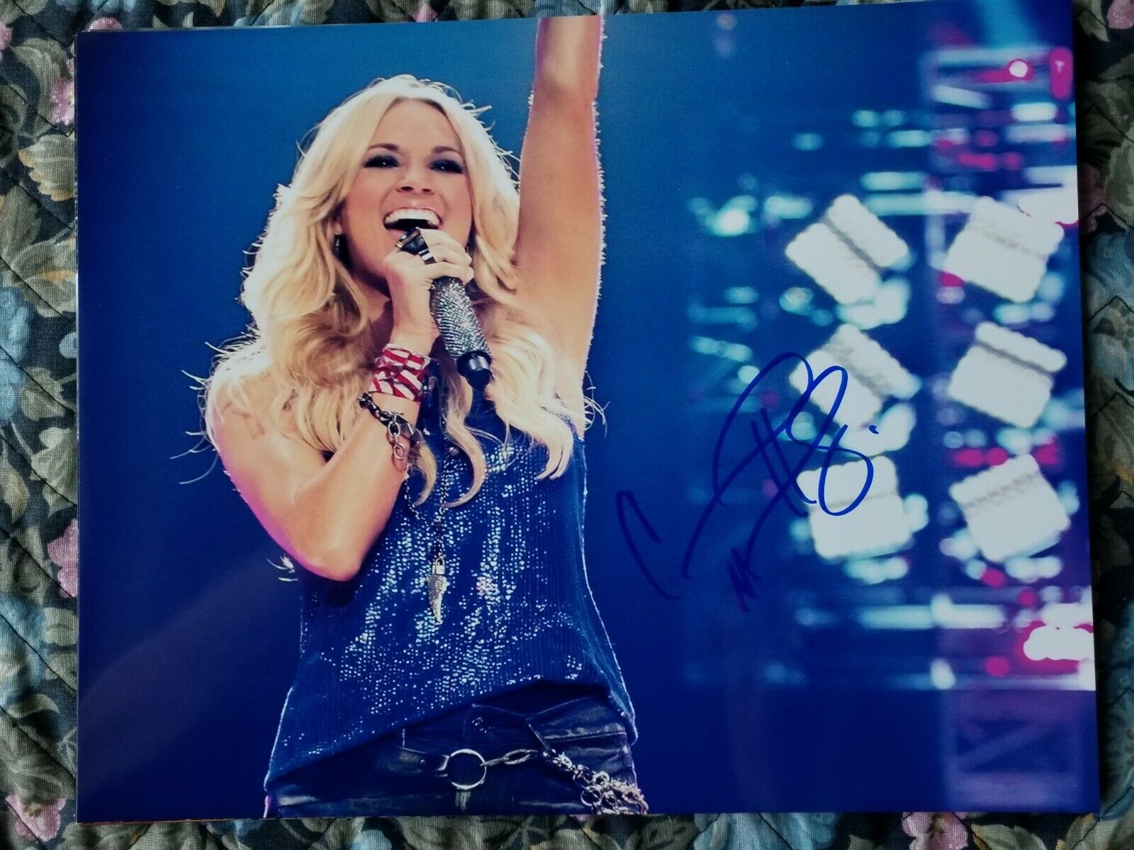 Autographed Carrie Underwood Authentic Signed 8 x 10 Photo Poster painting Really Nice