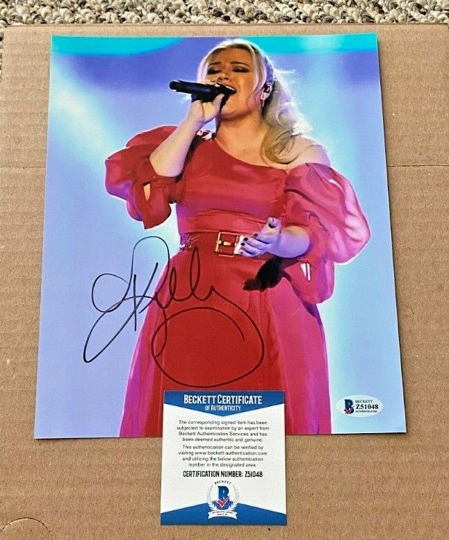 KELLY CLARKSON SIGNED MUSIC CONCERT 8X10 Photo Poster painting BECKETT CERTIFIED #3