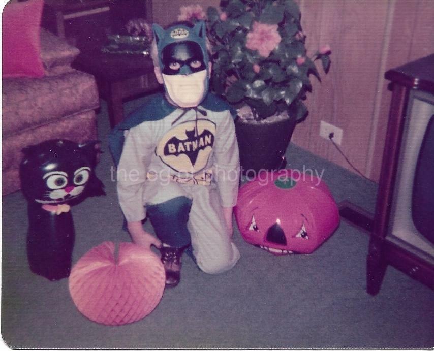 FOUND HALLOWEEN Photo Poster paintingGRAPH Color BATMAN BOY Original Snapshot 21 55 N