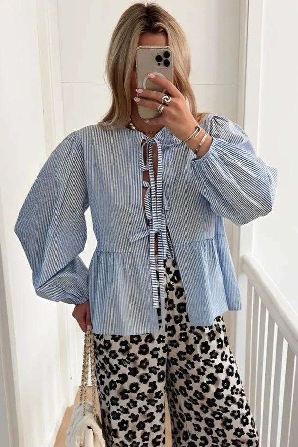 Kleidhaus Damen Bluse – Blau-Weiß Gestreift mit Bindedetail & Puffärmeln-83299-c72d5346-bc44-4d3d-aca9-523a14b670c6