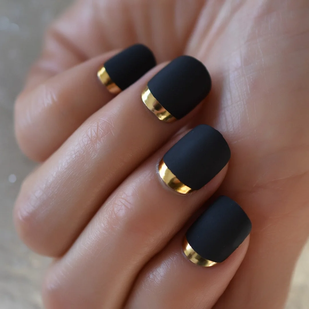 Matte Black Full Cover Short Round Press On Nails Gold Metallic Line Designed Plastic Frosted Cute Fake False Nails Set 24pcs-Nail Inspo