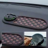 Tapis antidérapant multifonction pour voiture avec support de téléphone rotatif
