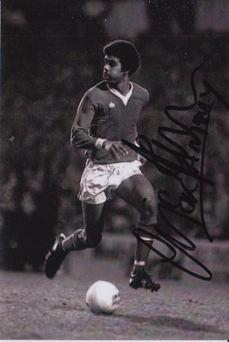 CHRIS KAMARA HAND SIGNED 6X4 Photo Poster painting SWINDON TOWN FOOTBALL AUTOGRAPH 1