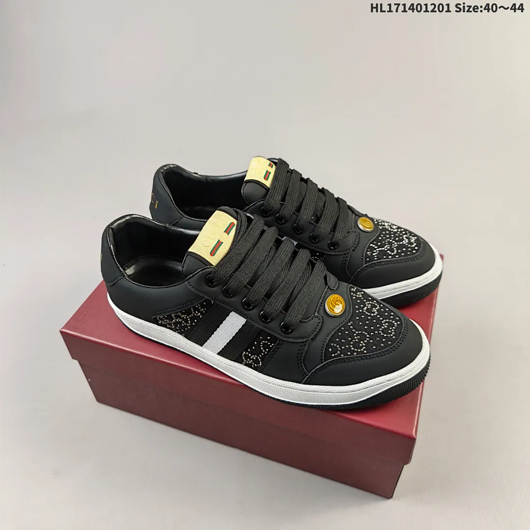 Comfortable classic lace-up design, durable and slip-resistant, stylish and classic sneakers