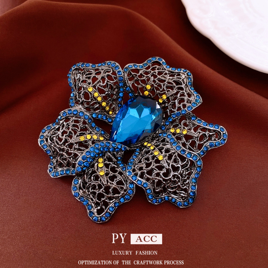 Vintage diamond-encrusted openwork flower brooch retro court style suit pin exquisite and high-end accessory