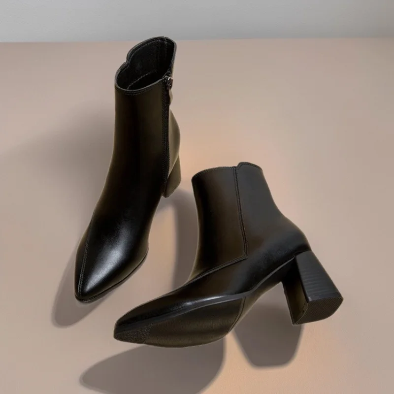 Yyvonne Boots 2025 Autumn And Winter New Korean Fashion Sharp Head Thick Side Zipper Short Fashion Pure Black Women's Boots