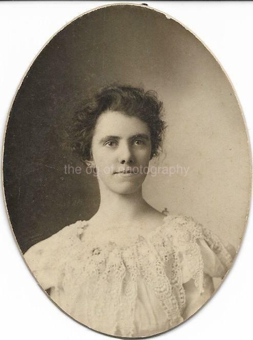 PORTRAIT OF A WOMAN Vintage FOUND Photo Poster paintingGRAPH bwJD 012 1 F