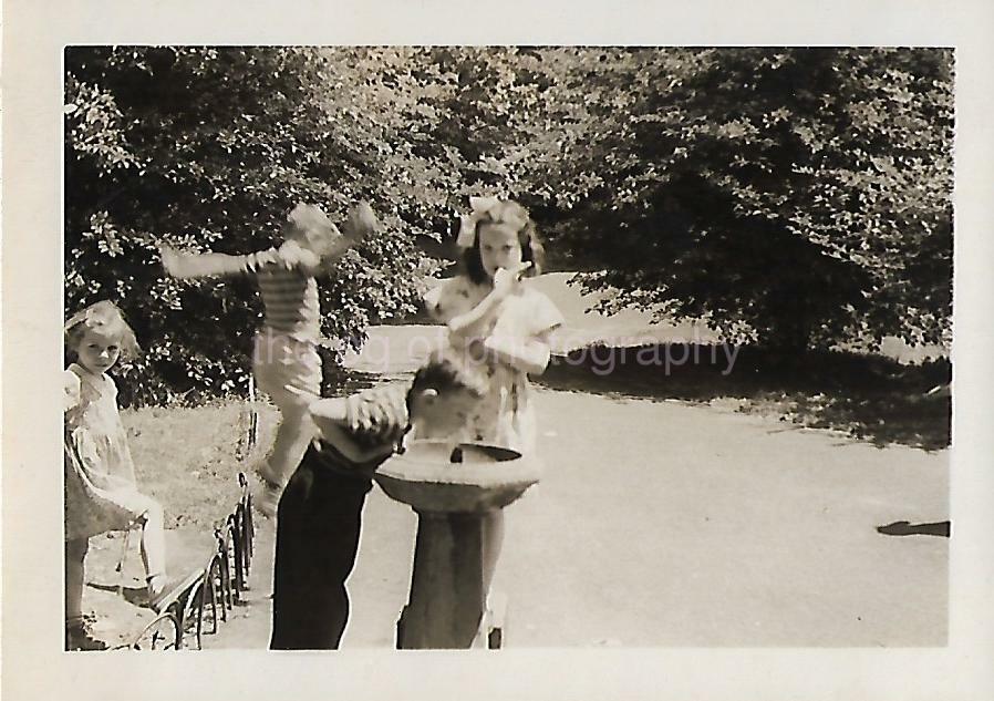 1940's New York FOUND Photo Poster paintingGRAPH bw CHILDREN AT RIVERSIDE PARK Original 19 7 C