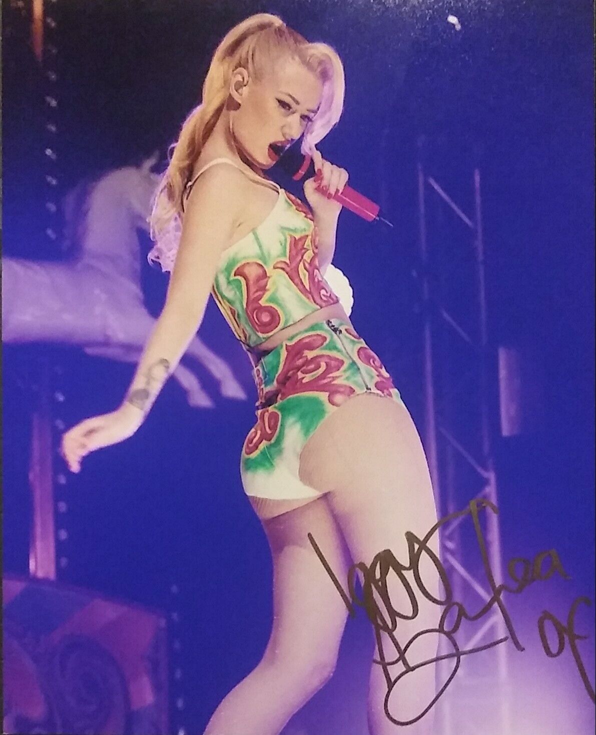 Iggy Azalea signed 8x10