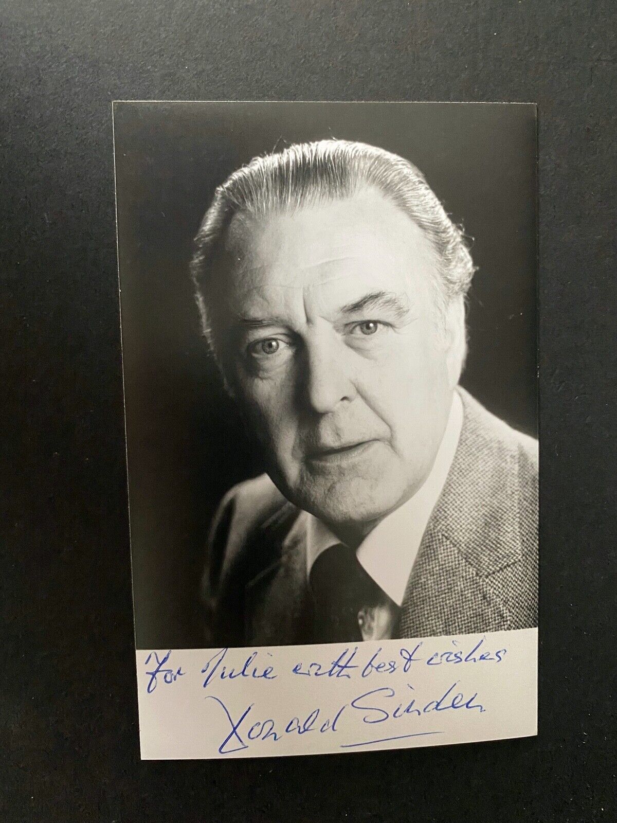 DONALD SINDEN - GREAT BRITISH ACTOR - SUPERB SIGNED Photo Poster painting