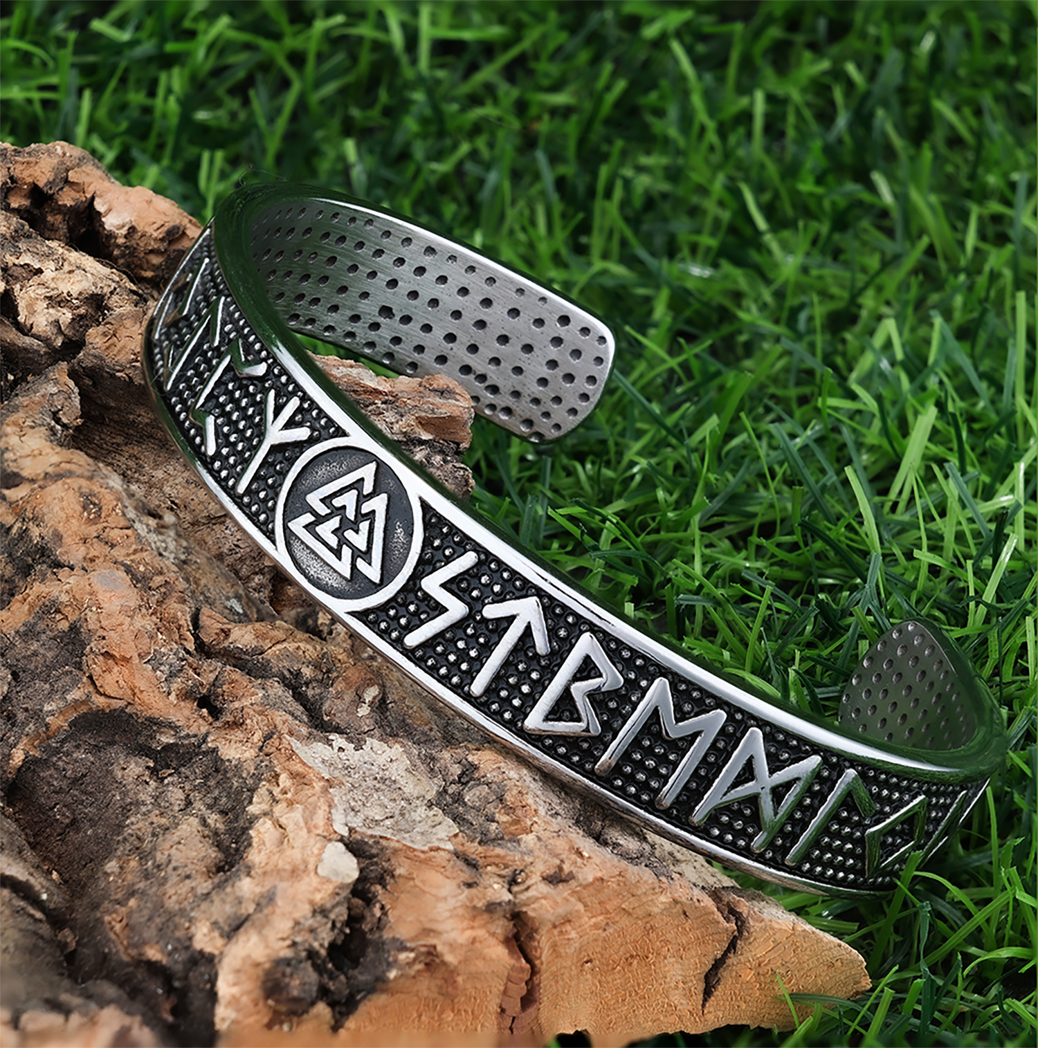  How Bracelets Convey Emotions: Symbols of Gifts and Memories
