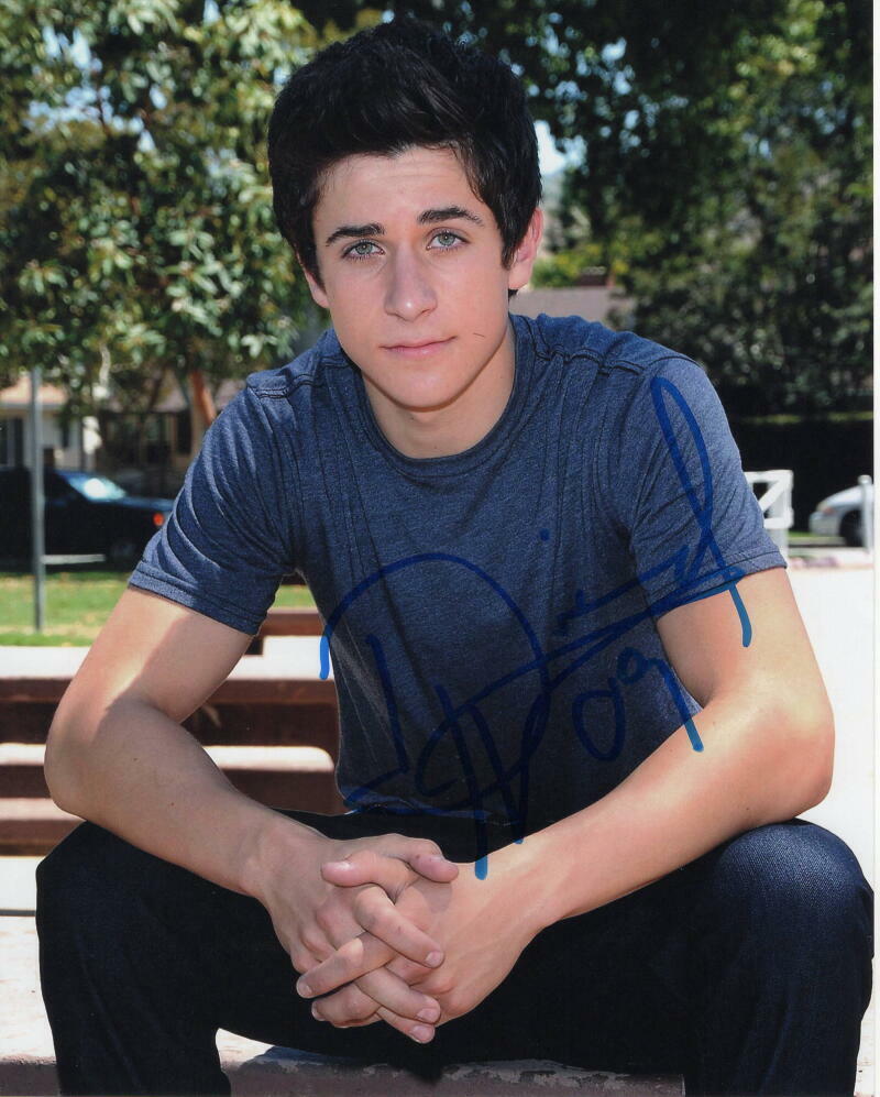 DAVID HENRIE SIGNED AUTOGRAPH 8X10 Photo Poster painting - WIZARDS OF WAVERLY PLACE, HIMYM STAR