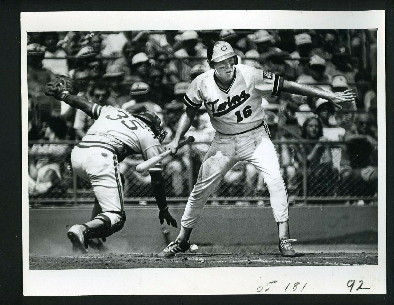 Butch Wynegar & Manny Sanguillen 1977 Press Original Photo Poster painting Minnesota Twins A's