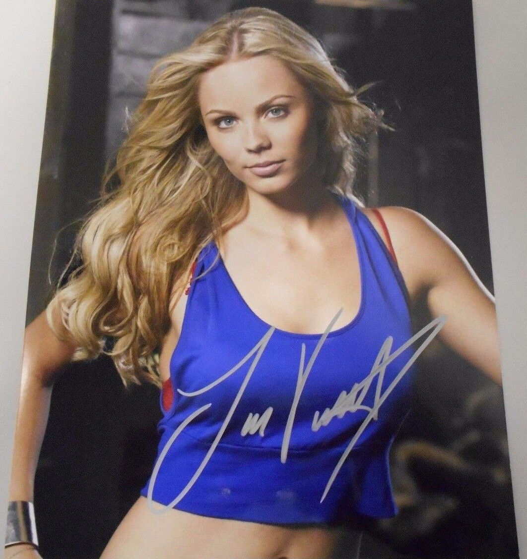 LAURA VANDERVOORT * ACTRESS * SUPER GIRL * HAND SIGNED 8 X 10