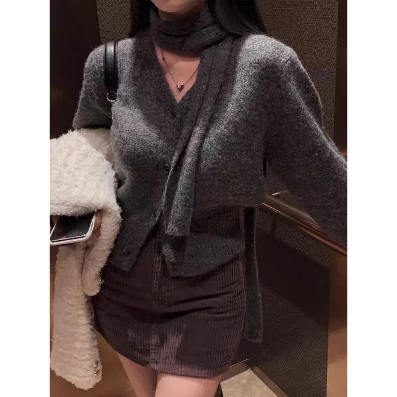 Uveng Uveng Chic Winter New Small French Retro Long-Sleeved Pure Desire V-Neck Long-Sleeved Sweater Coat Hanging Neck Scarf