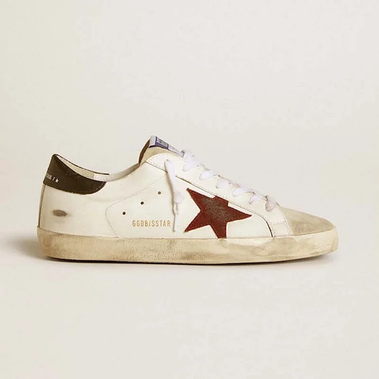 Golden Goose Super-Star Hombre con estrella de ante color tierra y refuerzo del talón de piel verde oscuro