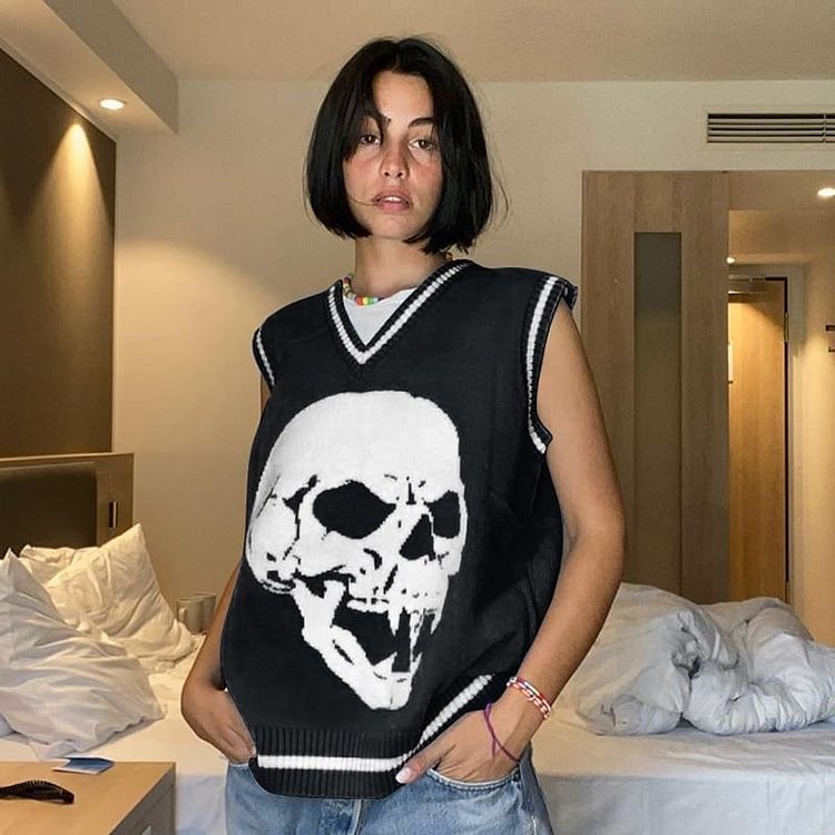 GRUNGE SKULL PRINTED V-NECK  SWEATER